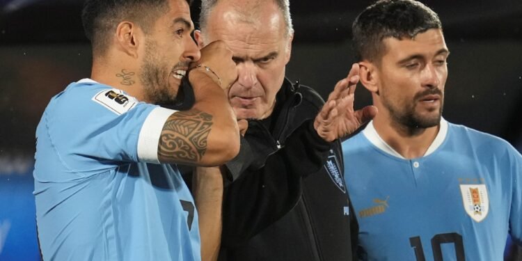 Luis Suárez se disculpa con Marcelo Bielsa en una videollamada crucial antes del Mundial