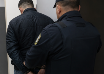 Un oficial de policía acusado de agredir a su pareja hasta dejarla inconsciente