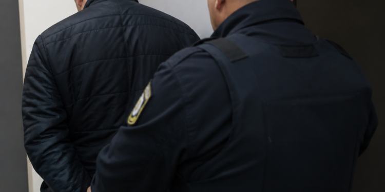 Un oficial de policía acusado de agredir a su pareja hasta dejarla inconsciente