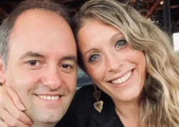 La investigación judicial expone contratos estatales vinculados a la esposa de Adorni, complicando la situación del Jefe de Gabinete