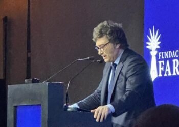 Javier Milei utiliza la Fundación Faro para mostrar unidad y respaldar a Manuel Adorni en un contexto de crisis política