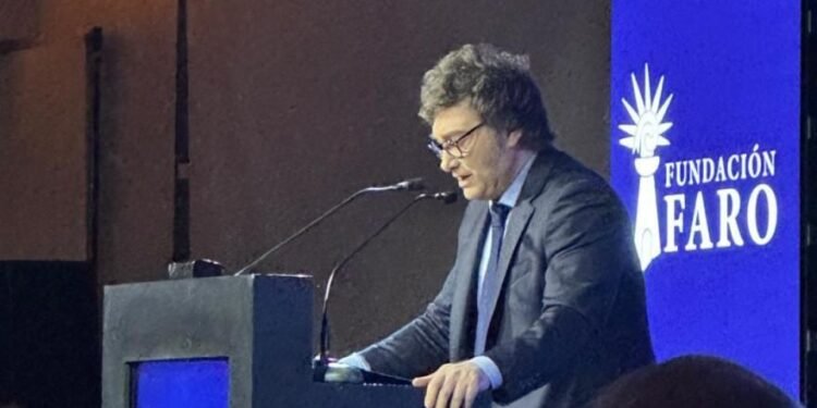 Javier Milei utiliza la Fundación Faro para mostrar unidad y respaldar a Manuel Adorni en un contexto de crisis política