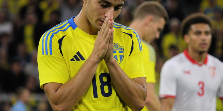 Yasin Ayari y su emotivo gesto tras anotar en la goleada de Suecia ante Túnez