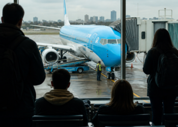 El Gobierno habilita a 13 empresas de servicios aeroportuarios tras el fin de huelgas