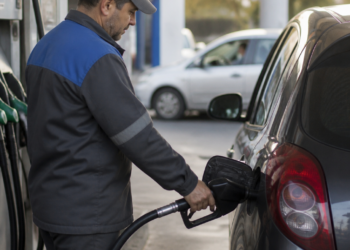 Aumento del gasto en combustible para hogares con vehículos en Argentina desde el inicio del conflicto bélico