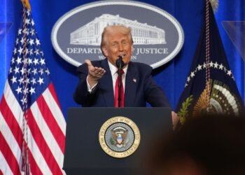 La administración Trump inicia acciones legales para anular la ciudadanía de inmigrantes acusados de fraude