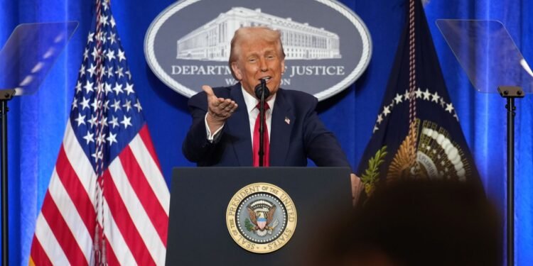 La administración Trump inicia acciones legales para anular la ciudadanía de inmigrantes acusados de fraude