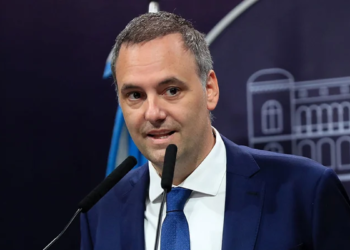 Renuncia de Adorni en YPF: el salario de los directores de la petrolera