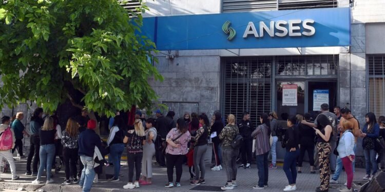 ANSES continúa el calendario de pagos de julio con aumentos y refuerzo extraordinario para jubilados