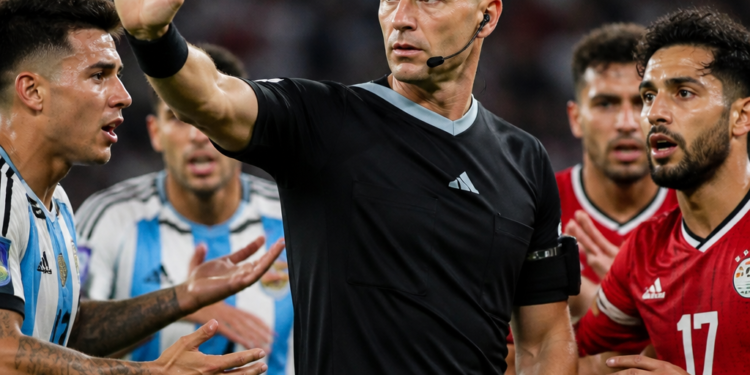 La FIFA respalda a los árbitros tras las críticas en el partido Argentina-Egipto: ‘Las acusaciones infundadas no tienen lugar’
