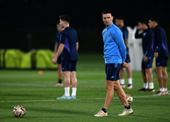 Con Inglaterra en el horizonte, Scaloni prueba formaciones pero aún no decide el equipo para la semifinal del Mundial 2026