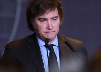 Rechazo a Milei supera al voto antiperonista, según encuesta