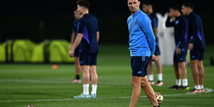 Con Inglaterra en el horizonte, Scaloni prueba formaciones pero aún no decide el equipo para la semifinal del Mundial 2026