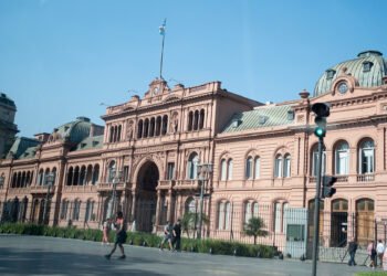 El Gobierno convoca a la mesa política para organizar reformas impulsadas por Milei y confía en la suspensión de las PASO