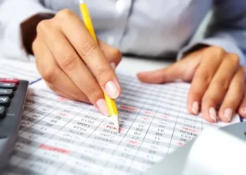 El impuesto que encarece el costo de vida y que varios economistas piden eliminar