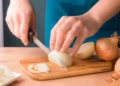 Descubre el truco para cortar cebollas sin lágrimas