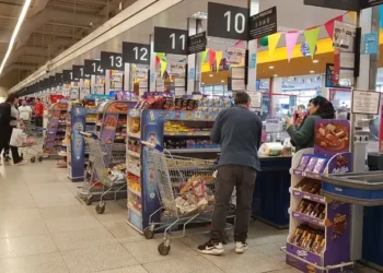 El consumo mostró una evolución dispar: bajaron las ventas en supermercados y mayoristas, pero crecieron en shoppings