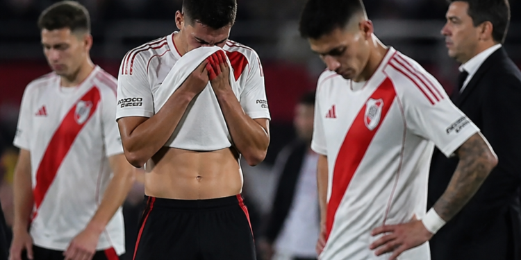 River está desorganizado, desquiciado: perdió lo peor que podía perder, la identidad y el N° 10