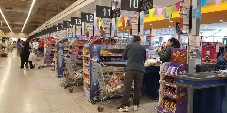 El consumo mostró una evolución dispar: bajaron las ventas en supermercados y mayoristas, pero crecieron en shoppings