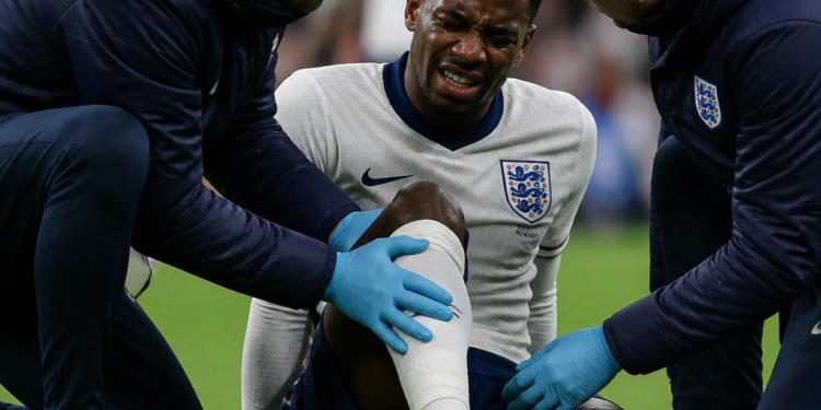 Inglaterra en alerta: lesión de figura durante festejos pone en duda su participación en el Mundial