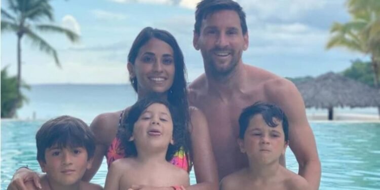 El gesto de Lionel Messi hacia Antonela Roccuzzo en el álbum de fotos de sus vacaciones