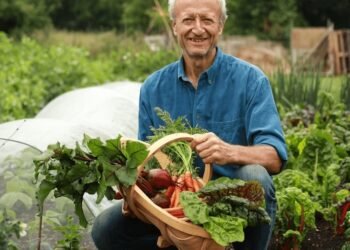 Charles Dowding, horticultor, explica por qué es conveniente cosechar tomates verdes: “Maduran muy bien fuera de la planta”