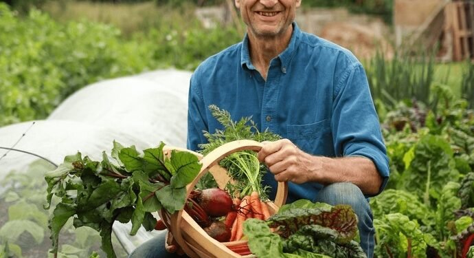 Charles Dowding, horticultor, explica por qué es conveniente cosechar tomates verdes: “Maduran muy bien fuera de la planta”