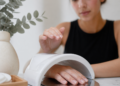 Innovador dispositivo elimina la necesidad del esmalte de uñas y genera controversia entre manicuras