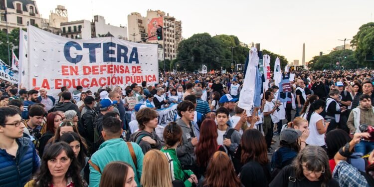 Agosto comienza con elevada conflictividad social para el Gobierno, marcado por un paro docente y movilizaciones
