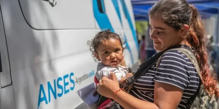 AUH: quiénes cobran este viernes 21 de agosto y cuáles son los montos actualizados