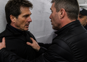 Controvertido desenlace en Vélez-Defensa: los técnicos Guillermo Barros Schelotto y Julio Vaccari protagonizaron una pelea