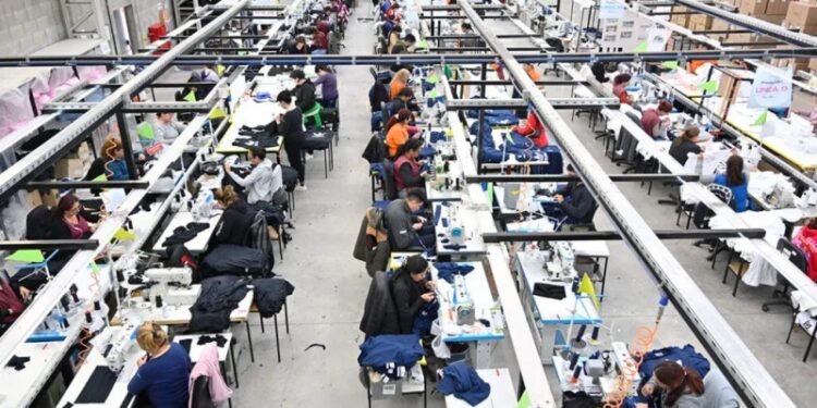 Una empresa textil cerró dos plantas y despidió a 120 trabajadores
