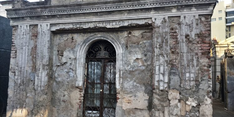 Solicitan el retiro de féretros de una bóveda en Recoleta destinada a un nuevo local comercial