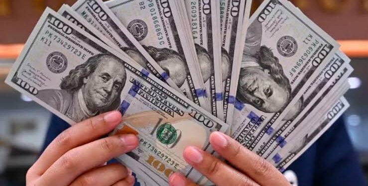 El dólar mayorista superó los $1.500 y crece la tensión entre tasas, pesos y cobertura cambiaria