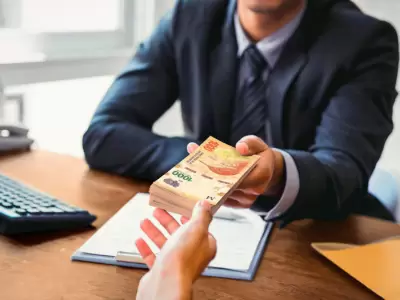 El crédito en pesos cayó en agosto por primera vez desde marzo y las tasas frenan el consumo