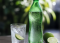 La curiosa conexión entre el color verde de las botellas de gaseosa de lima-limón y su contenido casi transparente