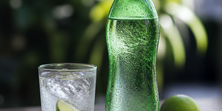 La curiosa conexión entre el color verde de las botellas de gaseosa de lima-limón y su contenido casi transparente
