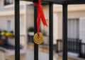 El significado y beneficios de atar monedas con cinta roja en el balcón