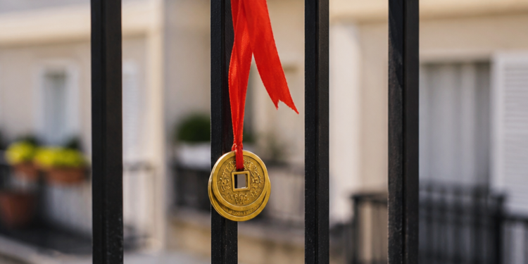 El significado y beneficios de atar monedas con cinta roja en el balcón