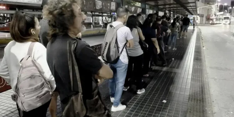 Dificultades para recargar la SUBE: extensas colas y retrasos en estaciones de subte y tren