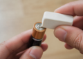Frotar una goma de borrar en las pilas: utilidades y limitaciones de este truco casero