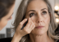 Consejos de maquilladores para realzar la mirada después de los 50