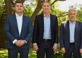 Santilli recibe a los gobernadores de Mendoza y San Juan en la Casa Rosada