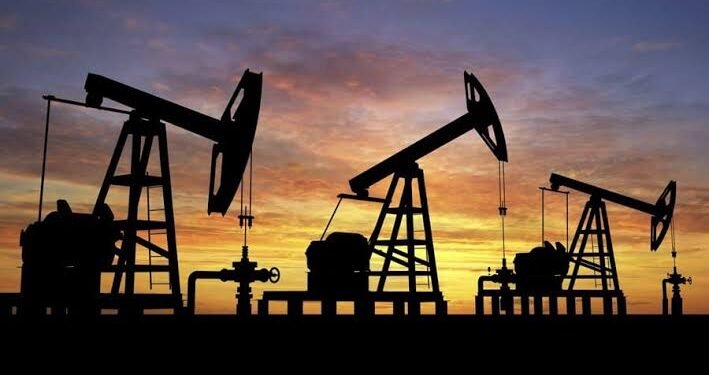 El petróleo sigue arriba de los US$100 y presiona sobre el precio de los combustibles en Argentina