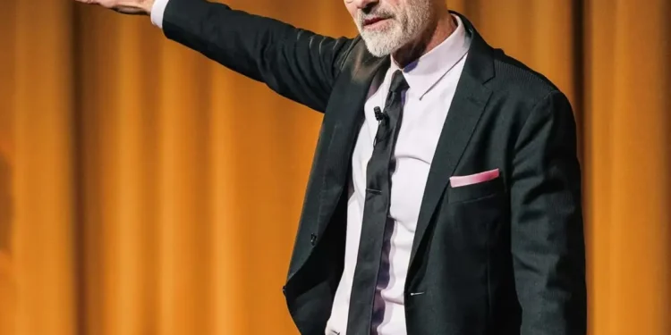 Arthur Brooks, académico de Harvard, reflexiona sobre la búsqueda de la felicidad