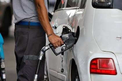 Cuánto cuesta llenar el tanque en Argentina en comparación con otros países de la región