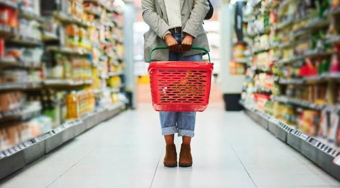 El consumo de los hogares subió en septiembre, pero acumula diez meses de caída interanual